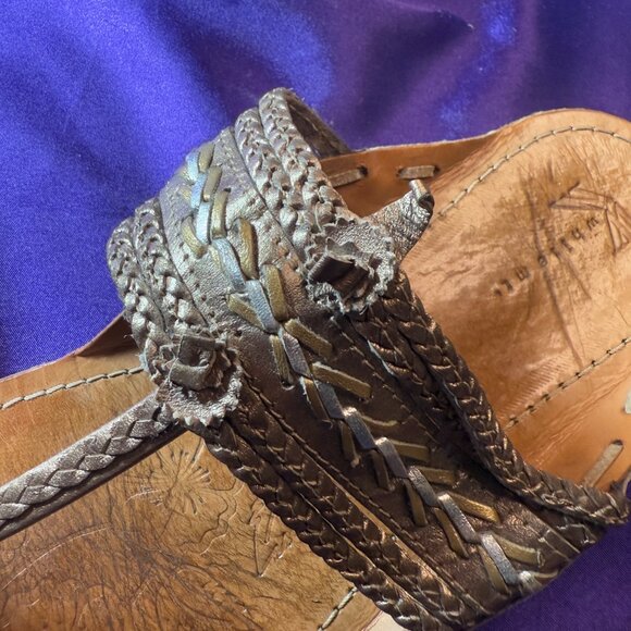 📌White Mountain Gold Metallic Slip On Toe Loop Flat Lightweight Sandals - Picture 13 of 15